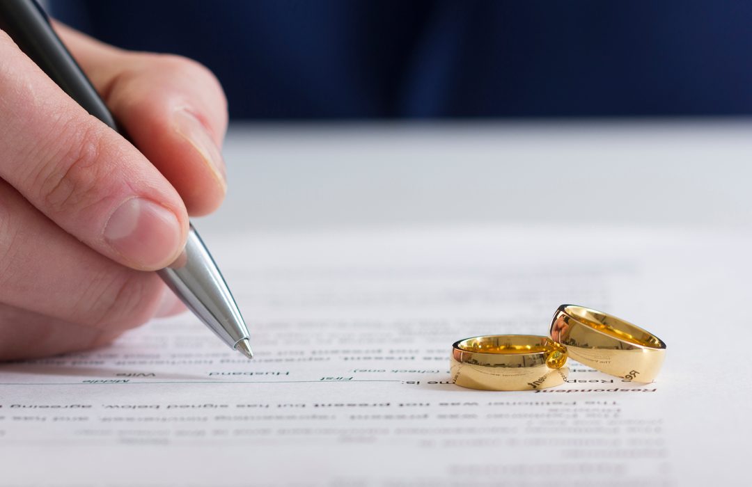 BENEFITS OF HIRING A DIVORCE LAWYER?